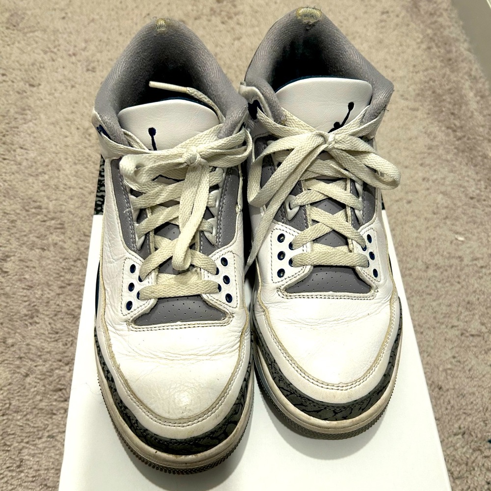 Pre-Owned Navy Jordan 3 Size 9 - Worn but Still Kicks!